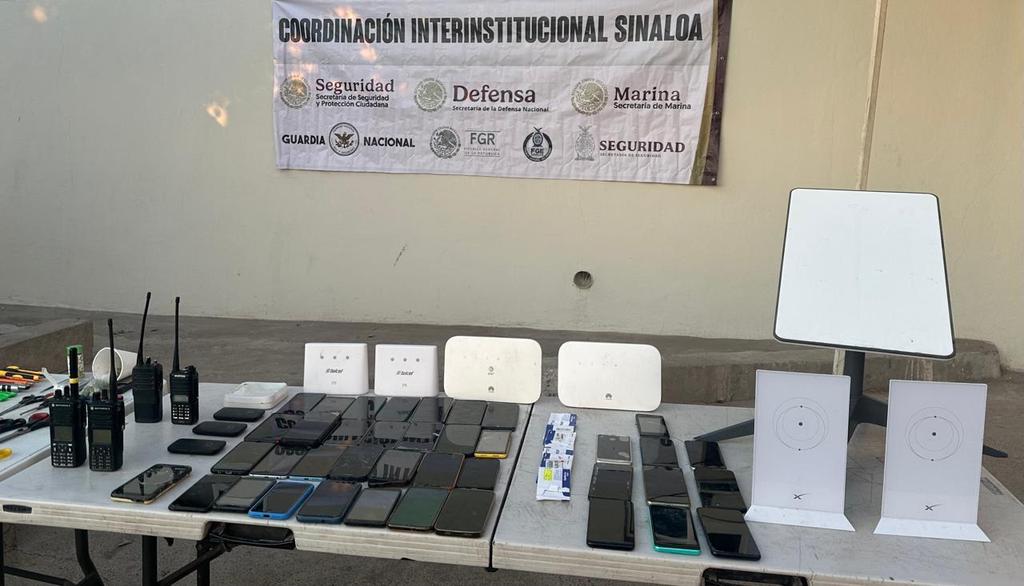illicitinv's tweet image. #Mexico Hey @elonmusk are you aware that Mexican drug cartels have become major users of @Starlink, relying on it for encrypted communications and connectivity in remote areas?

1. The first video shows armed members of the Mayito Flaco / Cabrera Sarabia organization patrolling…