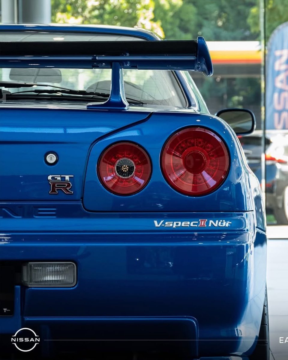 Legendhashiriya's tweet image. I can’t believe wtf my eyes are seeing  an Australian man traded in his Nissan Skyline R34 GTR R34 V spec II Nur for a Nissan leaf 🤦🏻‍♂️💀