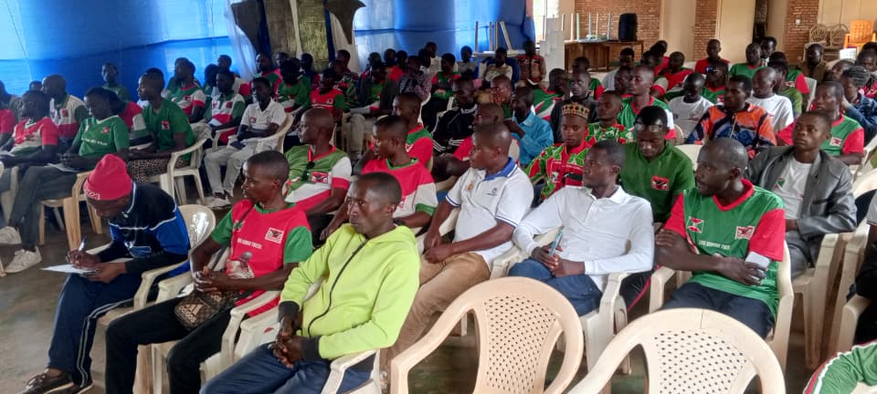 14 décembre 2025
L'équipe de 200 jeunes du parti <a href="/CnddFdd/">CNDD-FDD</a>  de la commune de Kirundo a reçu une formation sur l'échange d'informations afin de sensibiliser les autres sur l'utilisation des médias.
Ces activités auront lieu dans les 790 collines de la province de Butanyerera.