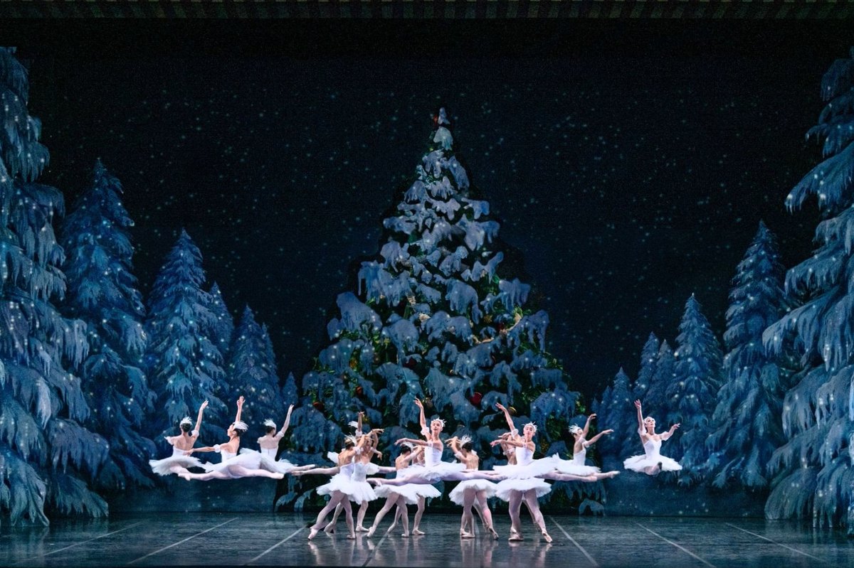 La obra emblemática de Tchaikovsky volvió a escena con solidez técnica y atractivo visual: "El Cascanueces", por el Ballet Estable del Colón. Reseña de Patricia Casañas. Clic: martinwullich.com/el-cascanueces…