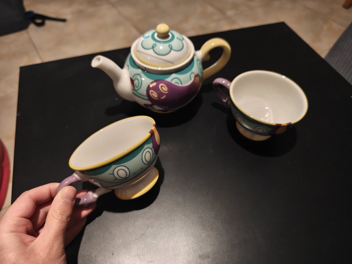 Pues ya tengo el set de tetera + tazas completo gracias a <a href="/Kafei_/">Kafei</a> que me ha ayudado y me ha traído regalitos desde Japón 🥰