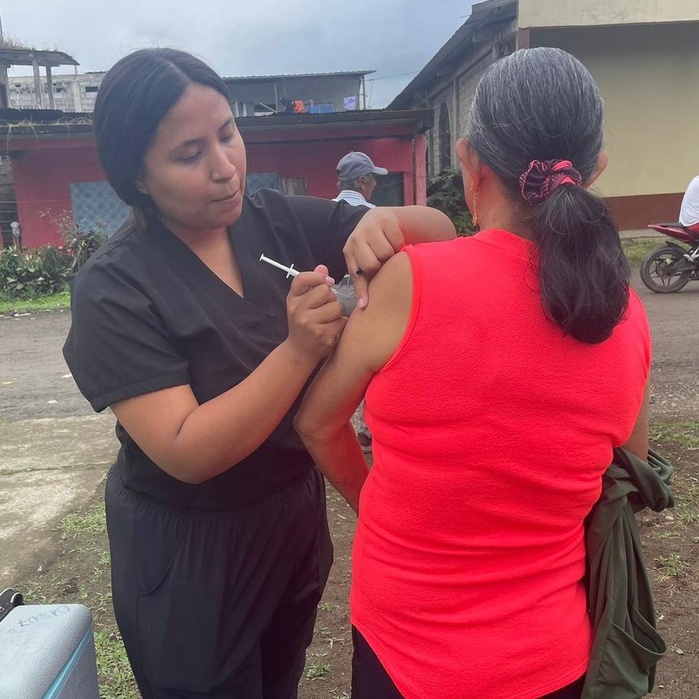 saludazuay_'s tweet photo. #Vacunatón | En la comunidad Abdón Calderón, en #CamiloPonceEnríquez, @saludcz6oficial se encuentra en el parque central y recorriendo las calles céntricas para colocar la vacuna contra la influenza.
La vacuna es el método más seguro para prevenir complicaciones. ¡Vacúnate! https://t.co/maHmxOXMGd