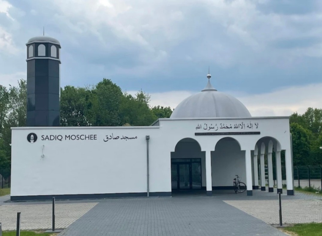 ArabAhmadiyya's tweet photo. بسم الله الرحمن الرحيم
تم بفضل الله تعالى افتتاح #مسجد الجماعة الإسلامية #الأحمدية الجديد في #ألمانيا في مدينة نوردهورن ( #مسجد_صادق ) بتاريخ 06-12-2025 .
#الإسلام
#خليفة_الإسلام
#المسيح_الموعود عليه السلام
@AhmadiyyaMosque
https://t.co/bWLTdphV0B
https://t.co/8XnoPNtvSB https://t.co/lsDWpU1BFA