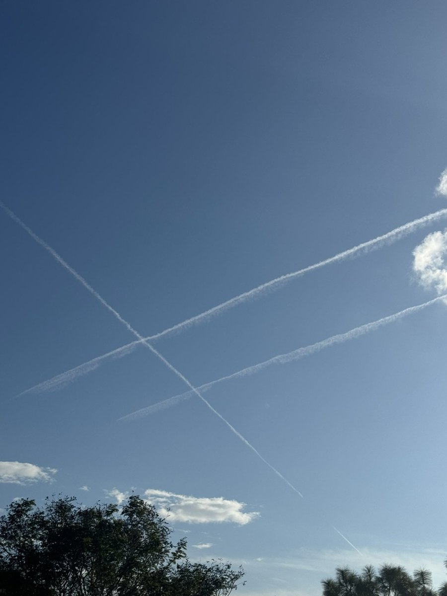 vtdaga's tweet image. They have been spraying for days in Palm Beach. This is Palm Beach Gardens just now 😡 @GovRonDeSantis @realDonaldTrump @ChemtrailsLC #chemtrails