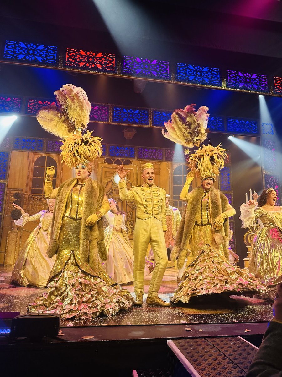 Sandiegovos's tweet photo. Always the best panto @Samrabone smashed it again 👏👏👏 #lichfieldgarrick. https://t.co/PjcyNwdc2U