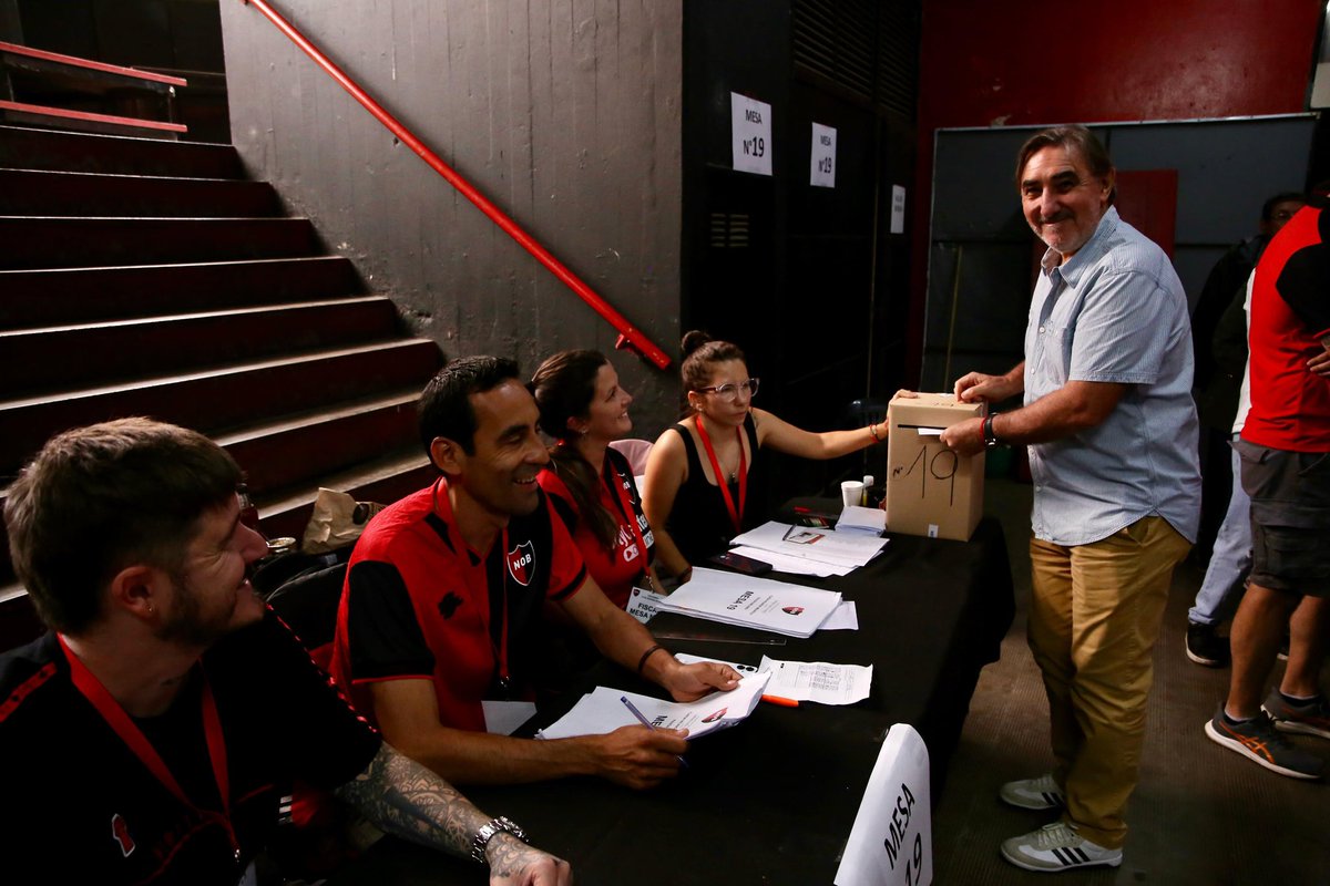 Últimos minutos para acercarse a votar ✉️

❗️ Importante aclaración: socios y socias tienen tiempo hasta las 18 hs para sumarse a la fila, todos aquellos que se encuentren formados podrán votar.