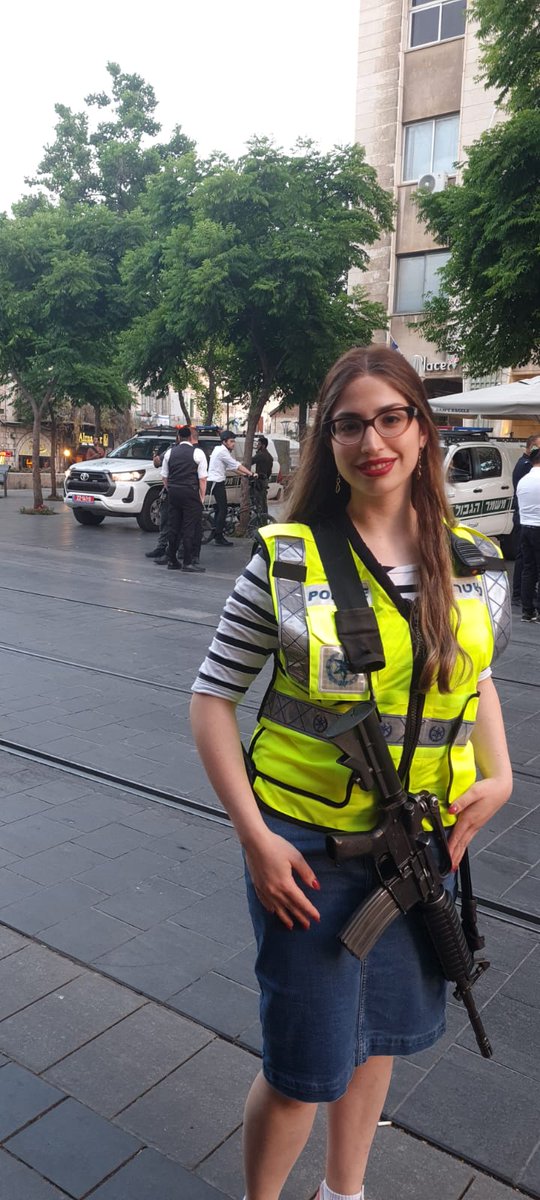 בחרתי לשרת את המדינה שאני אוהבת, ולקחת חלק פעיל בהגנה על העם והארץ.
כן, אני אשה חרדיה. כן, אני נושאת נשק.
ולא, זה לא חייב להסתדר לכם בעין.
גאה במדינה שלי. גאה בשירות שלי.
לא תשתמשו בילד שלי ככלי לחץ.
לא תהפכו משפחות לקלף מיקוח.
אני כאן. אני עומדת זקופה
ואני עוד אנצח.