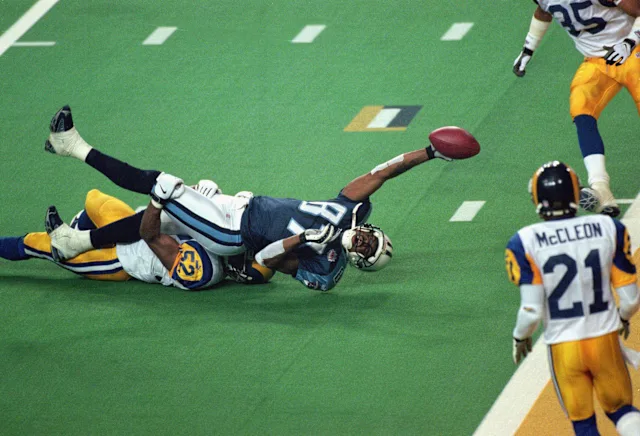 RetroEvery's tweet image. Super Bowl XXXIV's "One Yard Short": Mike Jones tackles Kevin Dyson at the 1-yard line, clinching the Rams' victory. Inches from glory! #90sNFL #NFLThrowback