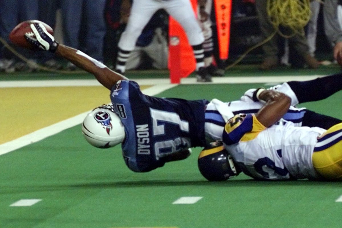 RetroEvery's tweet image. Super Bowl XXXIV's "One Yard Short": Mike Jones tackles Kevin Dyson at the 1-yard line, clinching the Rams' victory. Inches from glory! #90sNFL #NFLThrowback