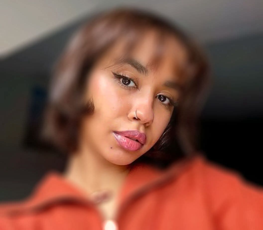 هو ليه الراجل ممكن يكلف نفسه و يدفع 18,000 يورو وجواز بريطاني في "زول دنيا" واضح في الصور حتى ..؟!! 
يا شباب ركزو بالله ...
بعدين انا ده  ذاتي لو لقيت زول بصرف علي 18000 يورو وبسفرني بريطانيا وبتجنس  بوافق اتعنف ...بلا استهبال معاها البت دي مجرمة هي وشلتها دي .