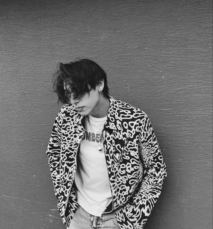 vsarcaz's tweet image. i lean against the wall like i've done a hundred times before, hoping it remembers me better than i remember myself.