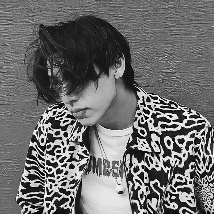 vsarcaz's tweet image. i lean against the wall like i've done a hundred times before, hoping it remembers me better than i remember myself.