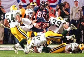 RetroEvery's tweet image. John Elway's iconic "Helicopter" dive in Super Bowl XXXII! Spinning through defenders for a crucial first down, leading the Broncos to their first title. Pure grit! #90sNFL #NFLThrowback