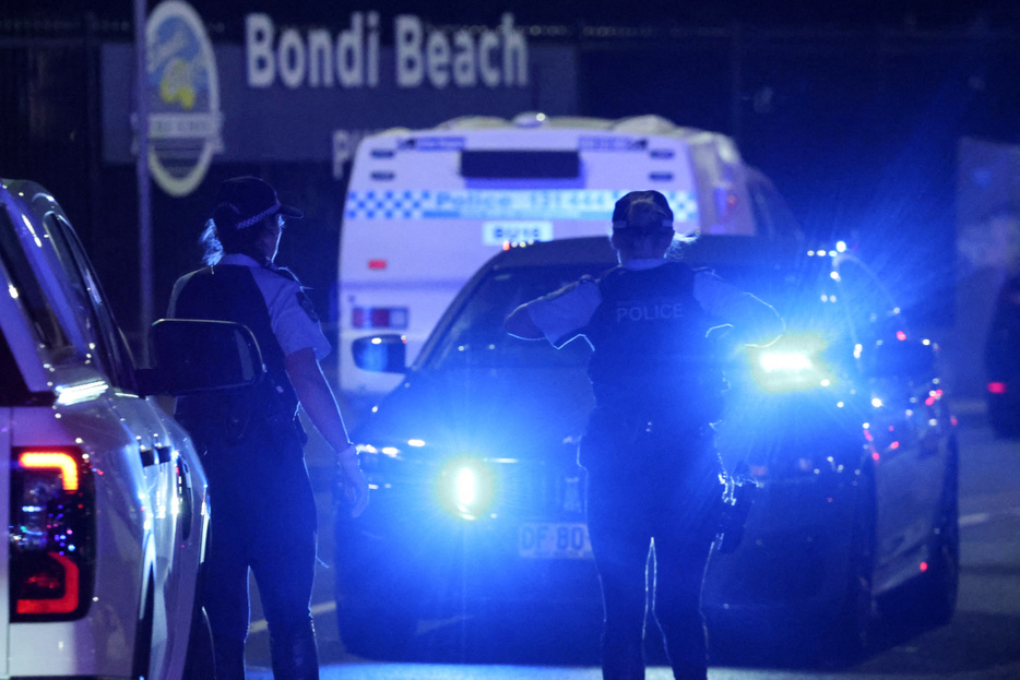 indexhu's tweet photo. Egy muszlim eladó fegyverezte le a zsidókat támadó terroristát Sydney-ben.
Részletek: https://t.co/mZPtmlsXdZ
Fotó: David Gray / AFP
#terrortamadas #muszlim #elado #SydneyAttack #indexhu https://t.co/0o6M6kgF3X