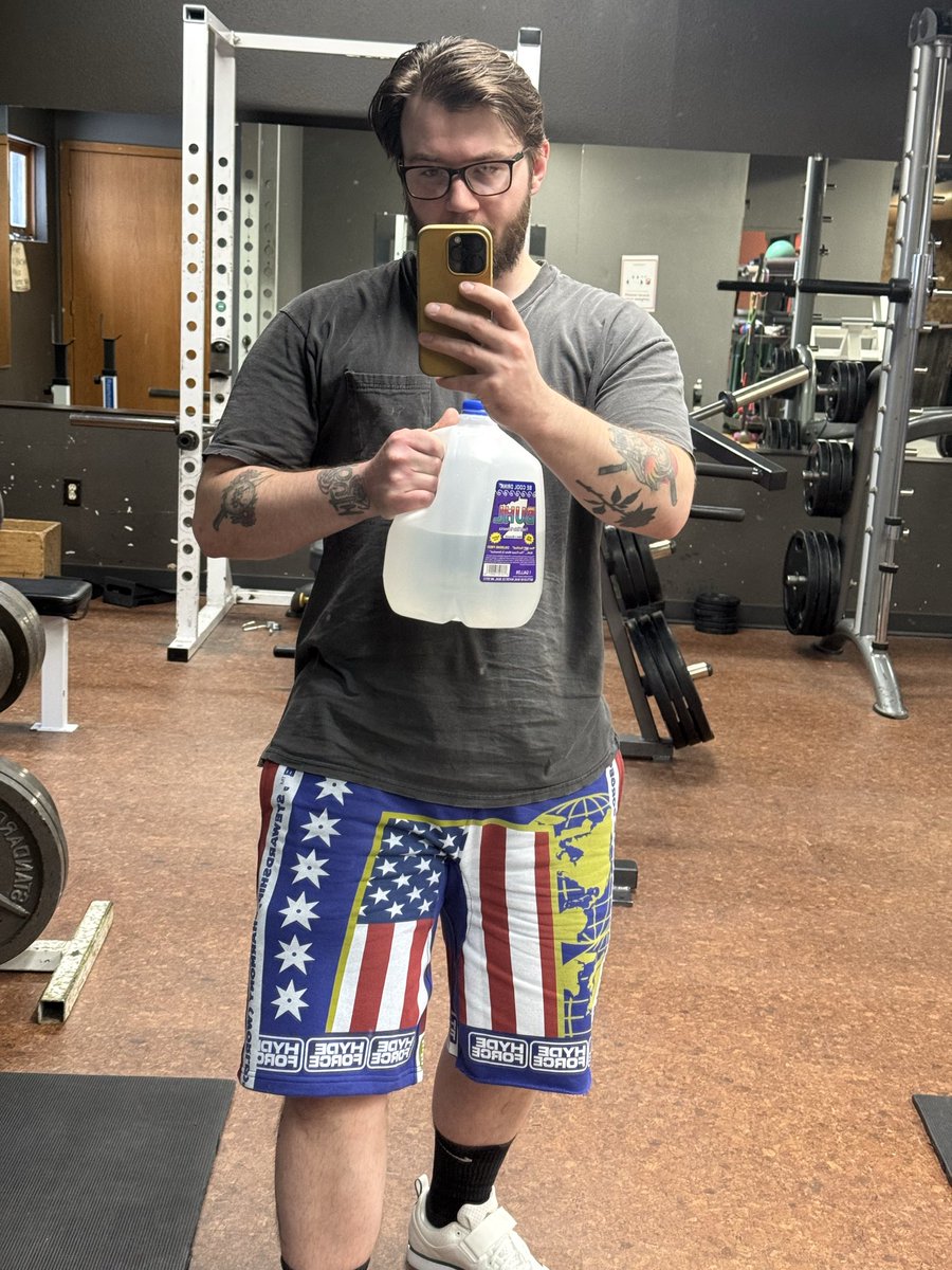 JordanHowmann's tweet photo. appropriately tried smelling salts for the first time and hit some squats in my new @wigger Hyde Force shorts https://t.co/S8BwDnttRd