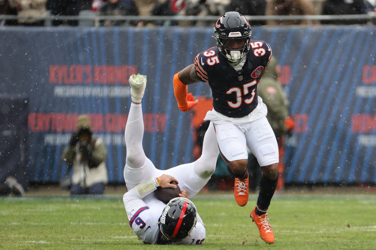JAYChi_Bears's tweet photo. CJ GARDNER-JOHNSON WITH THE BEARS 3RD INT OF THE DAY

BACK-TO-BACK GAMES FOR HIM

LET'S GO!

#ProBowlVote https://t.co/j7YqojnGUa