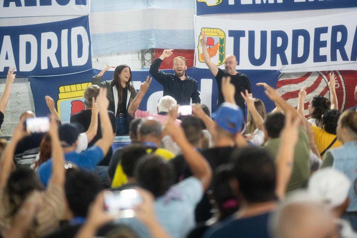 fotermin's tweet photo. En Lomas la comunidad va a triunfar ❤️

Con los compañeros y compañeras del peronismo de Lomas compartimos el cierre del Plenario de la Militancia del @pjldz. 

Nuestro compromiso es transformar los conflictos y desafíos que nos plantea la realidad en soluciones concretas. Y eso se construye entre todos: por eso participaron militantes históricos y jóvenes de las nuevas camadas, representando a las 14 ciudades de Lomas de Zamora, nuestras Comunidades Justicialistas. 

Hace dos años, cuando decidimos conformar el Gobierno de la Comunidad y planteamos que la militancia debía ser el brazo ejecutor de este proyecto, lo hicimos convencidos de que estábamos empezando a crear las condiciones para que el pueblo de Lomas viva mejor. Ante las reducción presupuestaria y el ahogo que florezca la creatividad, y ante el individualismo: la Comunidad. En ese camino, reafirmamos nuestro acompañamiento a Cristina frente a una proscripción que va en contra de la voluntad de millones de personas que creen en un país más justo.

El corazón de este proyecto es generar políticas de gobierno capaces de dar respuestas reales a nuestra comunidad y proyectar un futuro para nuestra ciudad, la Provincia y el país. Lo vamos a hacer en paz, con amor y con la comunidad como bandera.