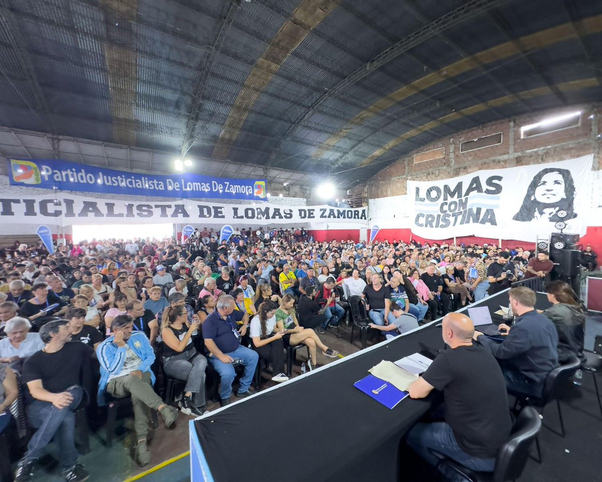 fotermin's tweet photo. En Lomas la comunidad va a triunfar ❤️

Con los compañeros y compañeras del peronismo de Lomas compartimos el cierre del Plenario de la Militancia del @pjldz. 

Nuestro compromiso es transformar los conflictos y desafíos que nos plantea la realidad en soluciones concretas. Y eso se construye entre todos: por eso participaron militantes históricos y jóvenes de las nuevas camadas, representando a las 14 ciudades de Lomas de Zamora, nuestras Comunidades Justicialistas. 

Hace dos años, cuando decidimos conformar el Gobierno de la Comunidad y planteamos que la militancia debía ser el brazo ejecutor de este proyecto, lo hicimos convencidos de que estábamos empezando a crear las condiciones para que el pueblo de Lomas viva mejor. Ante las reducción presupuestaria y el ahogo que florezca la creatividad, y ante el individualismo: la Comunidad. En ese camino, reafirmamos nuestro acompañamiento a Cristina frente a una proscripción que va en contra de la voluntad de millones de personas que creen en un país más justo.

El corazón de este proyecto es generar políticas de gobierno capaces de dar respuestas reales a nuestra comunidad y proyectar un futuro para nuestra ciudad, la Provincia y el país. Lo vamos a hacer en paz, con amor y con la comunidad como bandera.