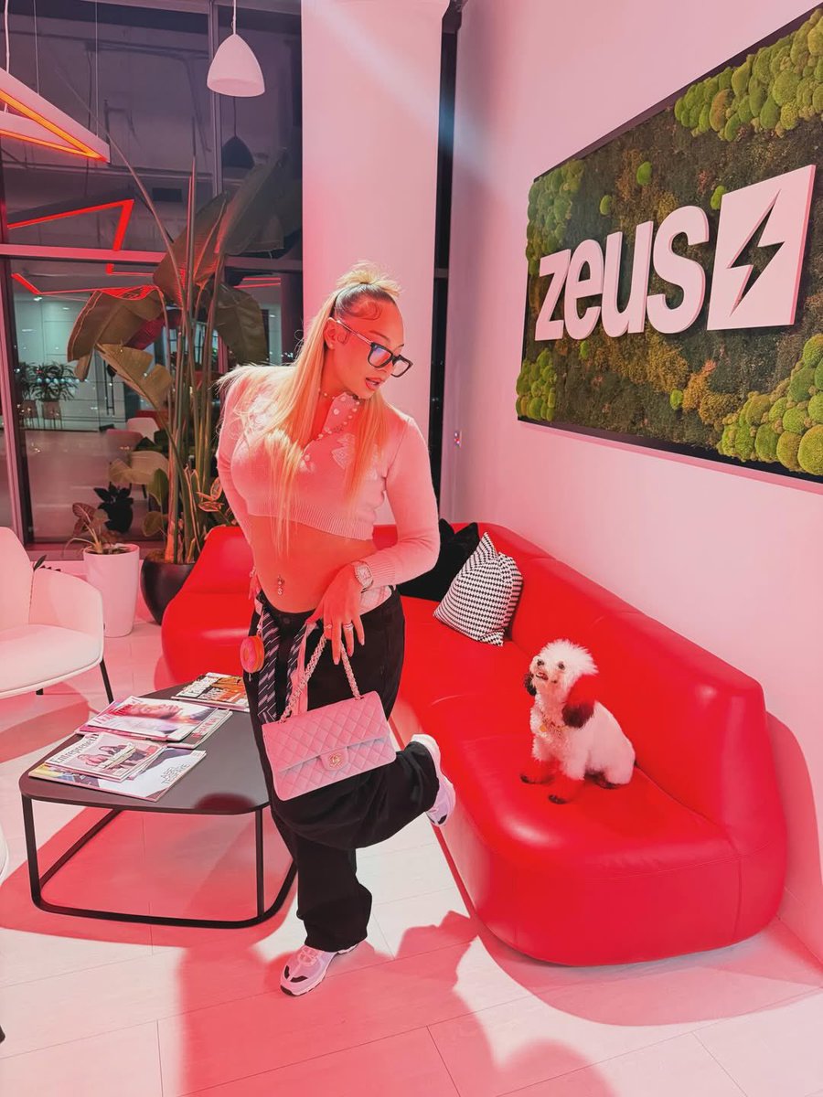 ZeusNetworkTea's tweet photo. Scotty with the BABY &amp; Capri at the Zeus Network Headquarters in Los Angeles 😍😍 https://t.co/7pW5z0oryw