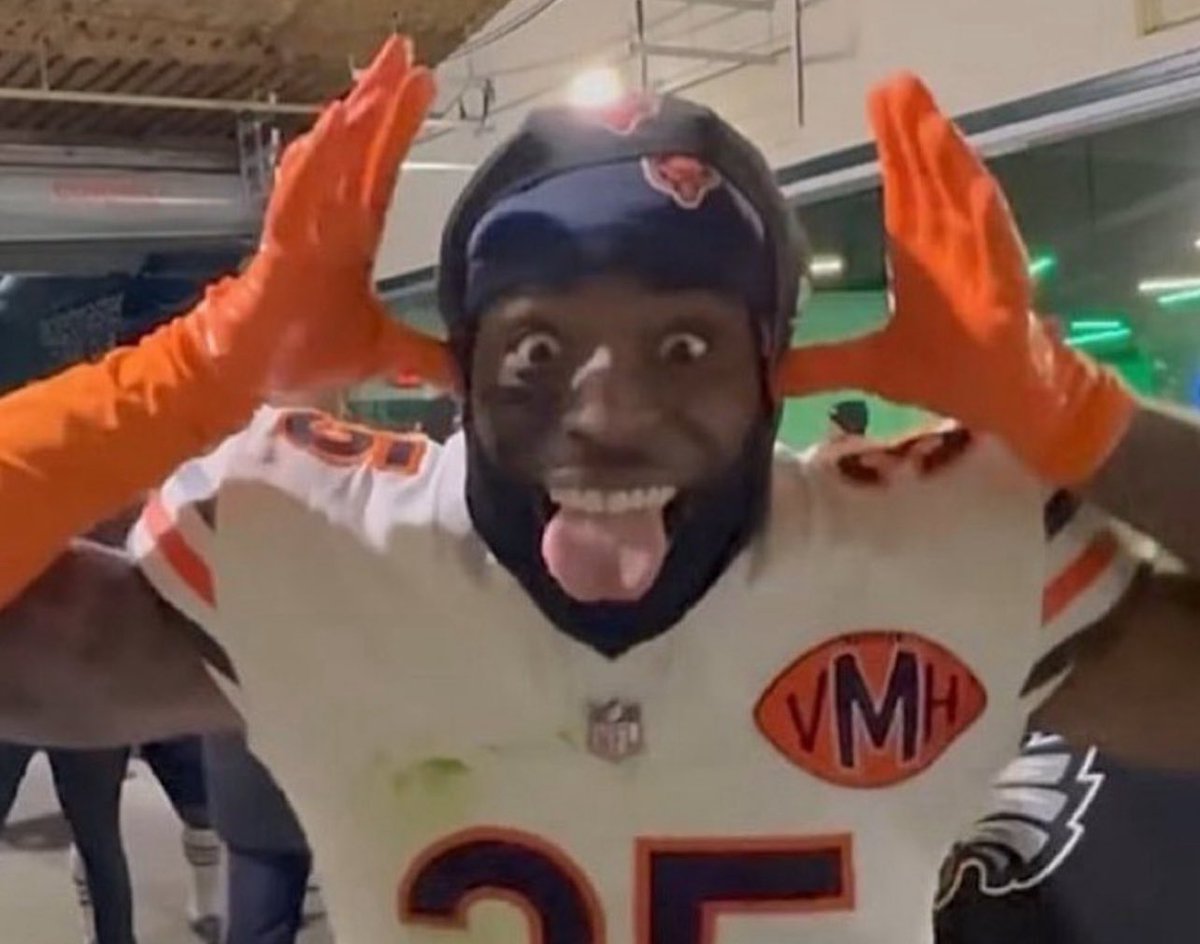 bearszn's tweet photo. CJ GARDNER-JOHNSON WITH THE BEARS 3RD INTERCEPTION OF THE DAY 🔥 https://t.co/P46jcahKUU