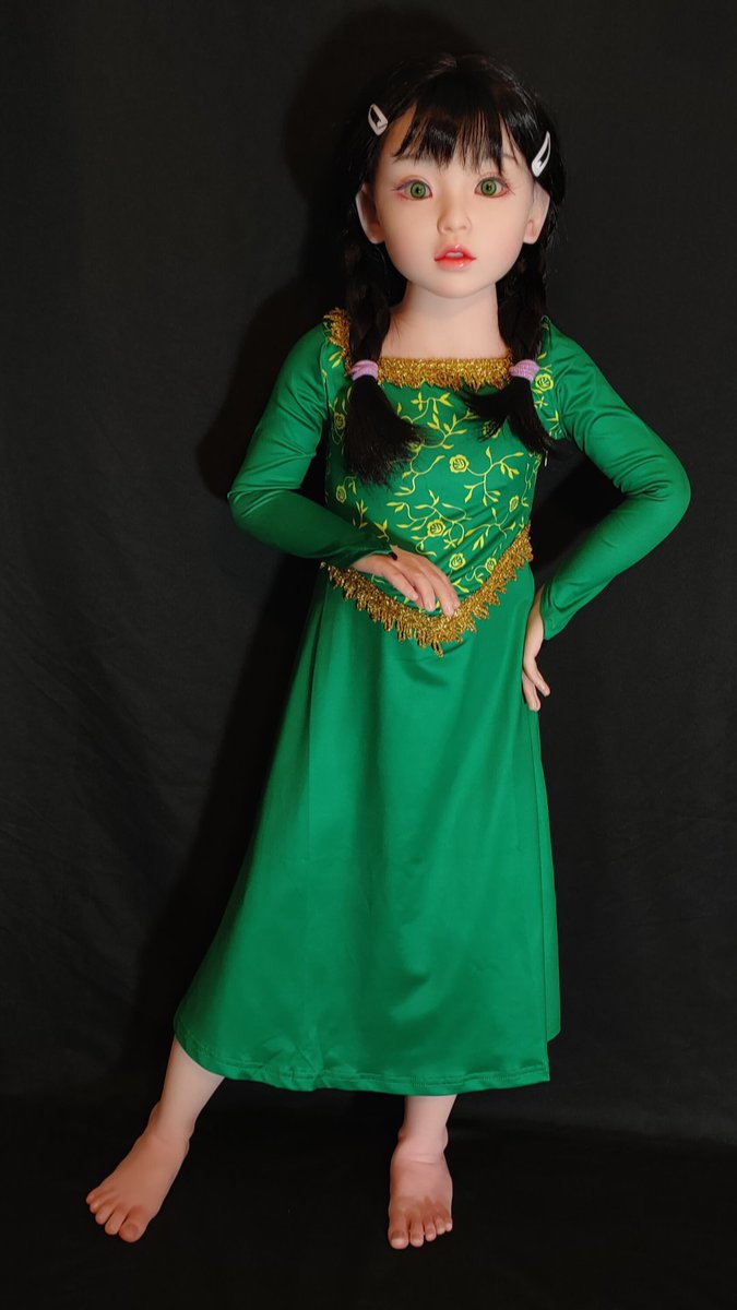 LadyEmilia99932's tweet photo. Adorable in emerald green! This elegant long-sleeved dress features intricate gold embroidery, delicate floral patterns, and sparkling fringe details – perfect for a touch of fairytale charm. #FantasyArt #FairytaleStyle #CuteOutfit #GreenDress https://t.co/ovt9POtXfk