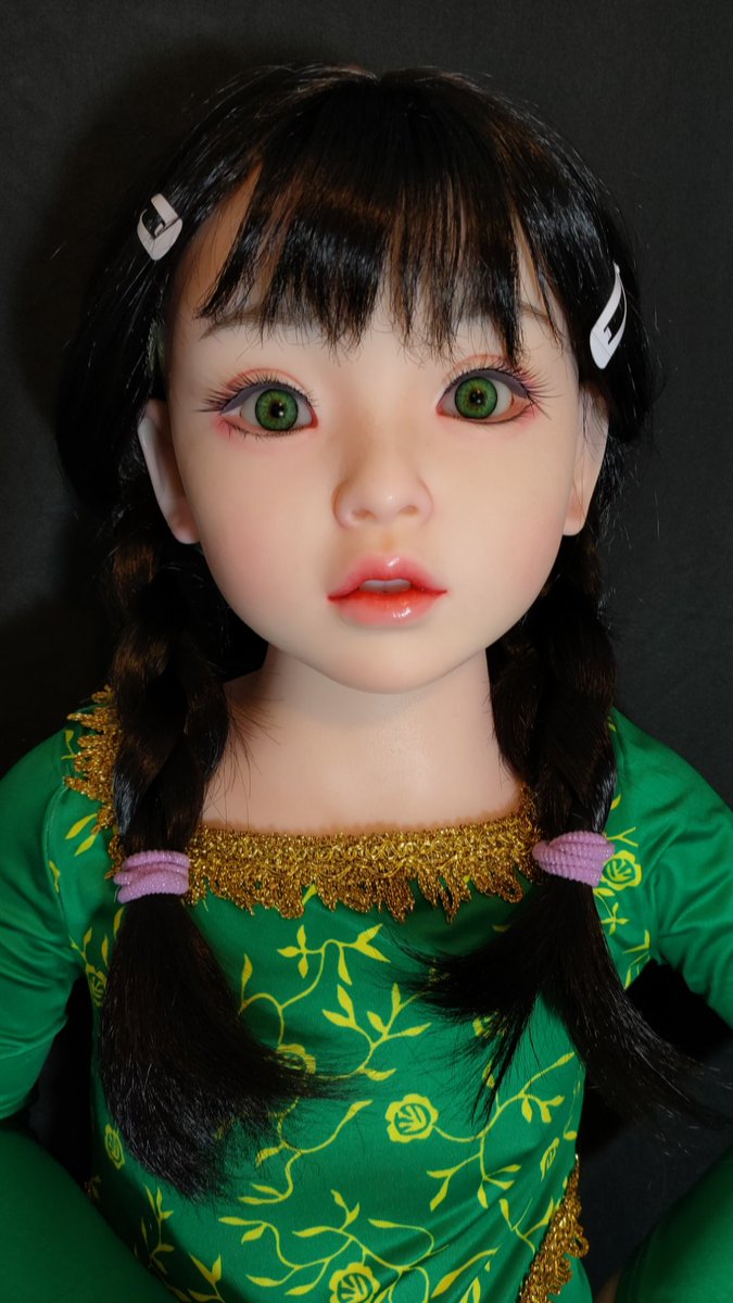 LadyEmilia99932's tweet photo. Adorable in emerald green! This elegant long-sleeved dress features intricate gold embroidery, delicate floral patterns, and sparkling fringe details – perfect for a touch of fairytale charm. #FantasyArt #FairytaleStyle #CuteOutfit #GreenDress https://t.co/ovt9POtXfk