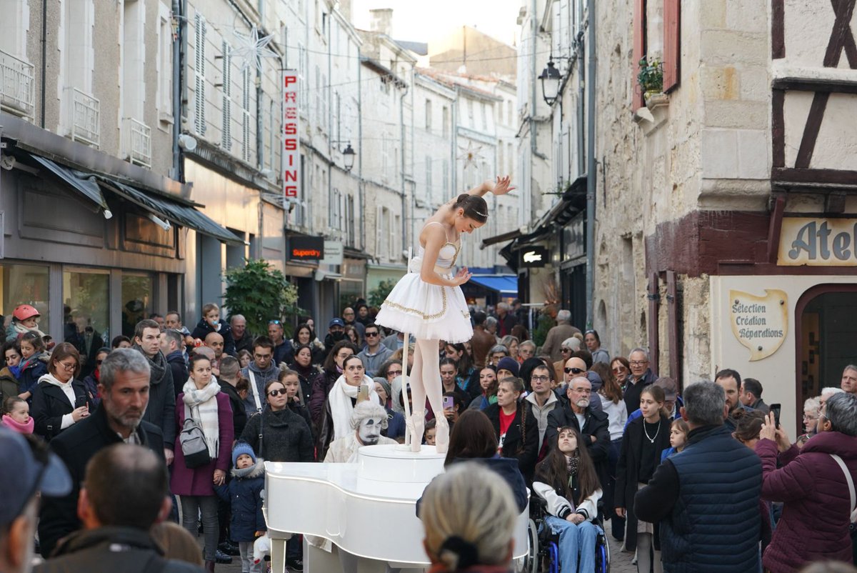 #Niort Beaucoup de monde cet après-midi en centre-ville pour voir Carillon la belle déambulation de la Cie Jimyprod. Le soleil au rendez-vous ☀️ ! Et de nombreux magasins ouverts en ce dimanche pour les achats de Noël. Pratique !
niortdedansdehors.fr/niort-cest-noe…