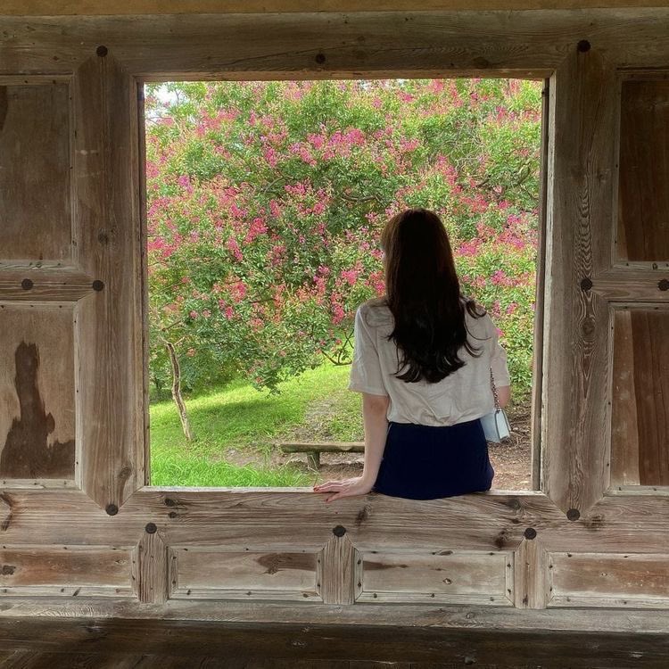 اللي تشوفه طبيعي بتحصل عليه..
واللي تشوفه صعب ومستحيل لن يصل إليك..

.
.
.
.
.
.
.
.
عود عقلك ان كُل شئ جميل ممكن🤍