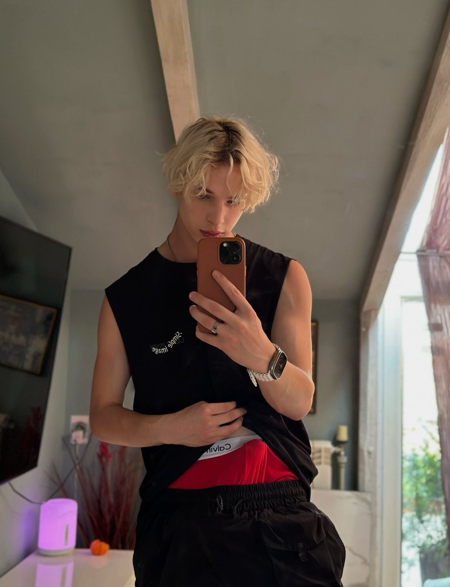 Rt if you would unwrap your present😋 <a href="/themartin_r/">Martin</a>