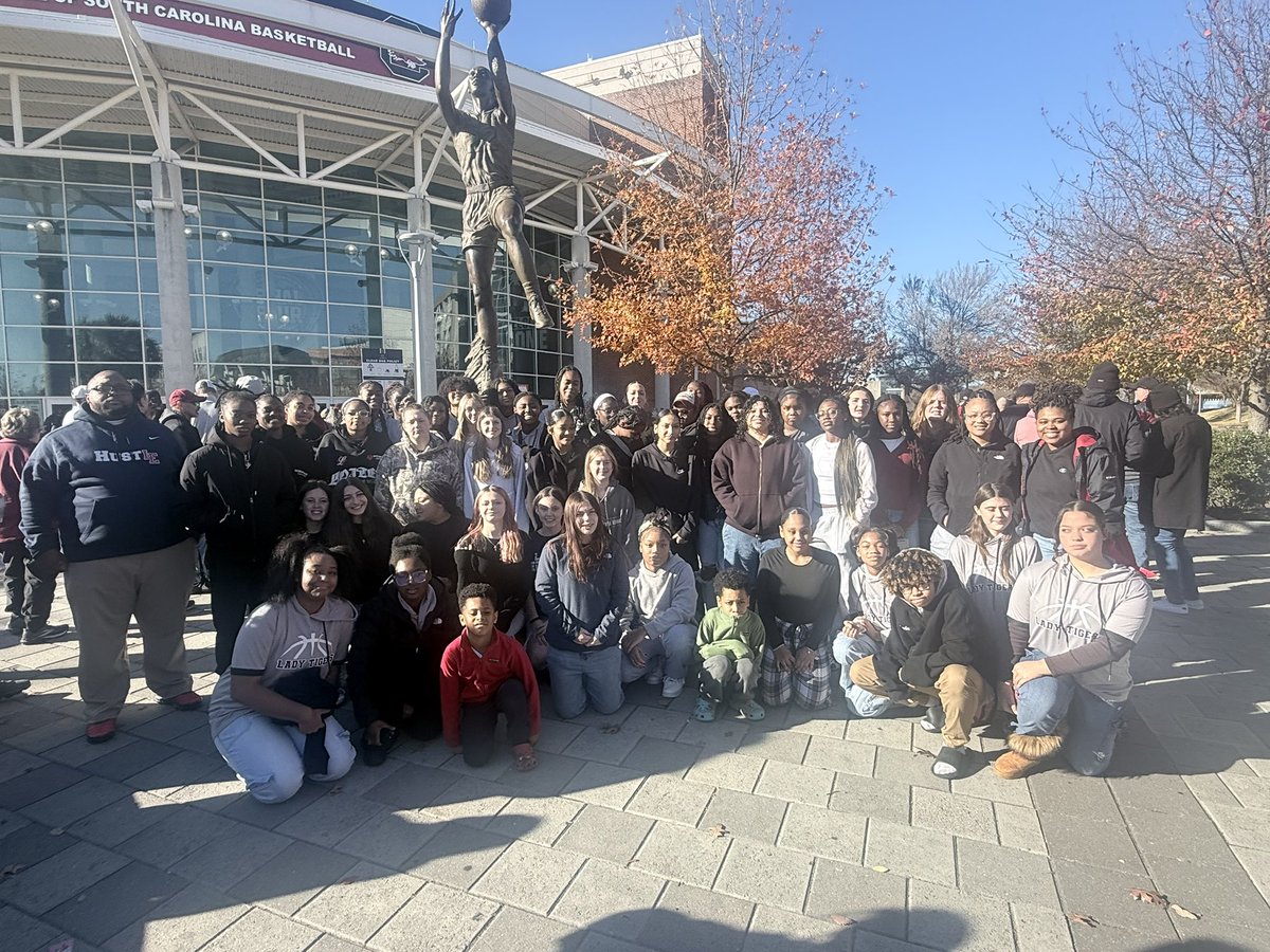 LugoffElginGbb's tweet image. Keep the MAIN thing, the MAIN thing…
Growth, fellowship, and creating memories!
The CULTURE is an action word in progress..
The next great one may be amongst us. Thank you @dawnstaley @_ajawilson22 for providing us with the product and the inspiration!
#hustLE
#1LE❤️💙💙❤️🫡💯