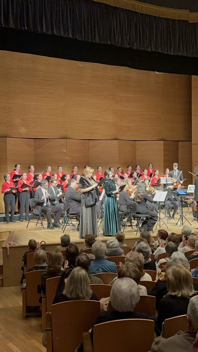 ETomares's tweet photo. Ayer celebramos la Navidad junto a la orquesta de la Compañía Sevillana de Zarzuela, dirigida por Elena Martínez.
El Coro Joven y la Escolanía, además, compartieron escenario con Marta García y Paula Ramírez.
Una tarde de ilusión para recibir los últimos días del año🎄 https://t.co/BoZ0LvyfpE