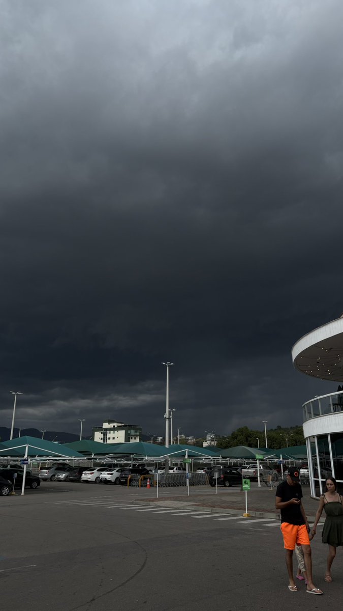 hbzaocore's tweet image. não ironicamente acho dias assim lindos e confortáveis