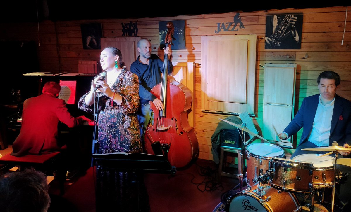 Avui hem celebrat el 10é aniversari de <a href="/daltabaixmolins/">Daltabaix - Cultura</a> amb un gran concert de <a href="/SusanaSheiman/">Susana Sheiman</a> a la #traskatruska de #molinsderei. Bon Nadal! Ens retrobem per la #175firacandelera