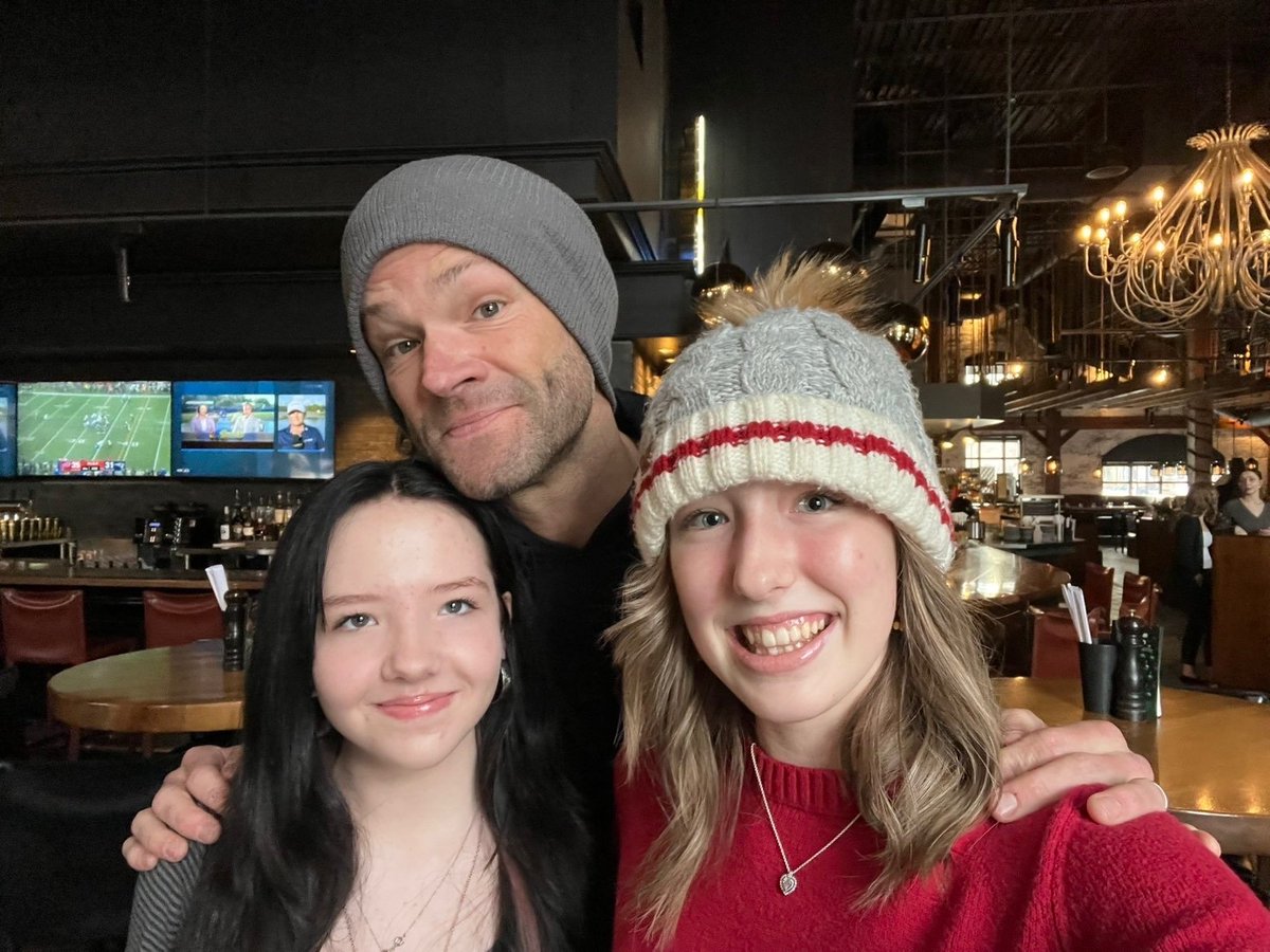 Incripted_V's tweet image. @jarpad 

LOOK WHO MY FRIEND AND HER SISTER MET.. MY JEALOUSY BRO.. TY JARED FOR PLAYING SAM WINCHESTER, I WENT THROUGH SOME STUFF THAT SAM DID SO YOU PLAYING A CHARACTER WHO WENT THROUGH THE SAME THINGS INSPIRED ME TO KEEP LIVING ❤️