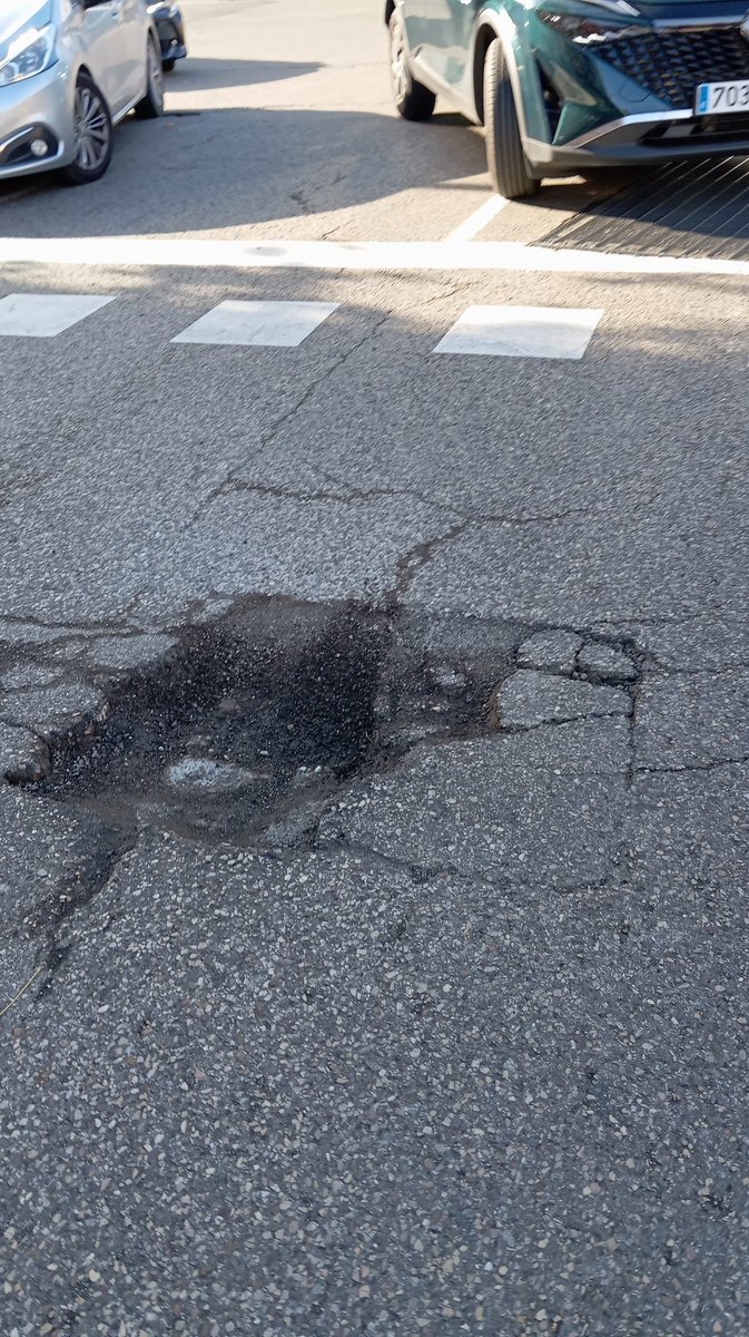 miberben's tweet photo. @Lineamadrid En https://t.co/SfEMxoW1a3 América 2 hay en el asfalto este socavón que entraña peligro para motoristas y viandantes porque está en un paso de peatones https://t.co/WN1GR6gHZk
