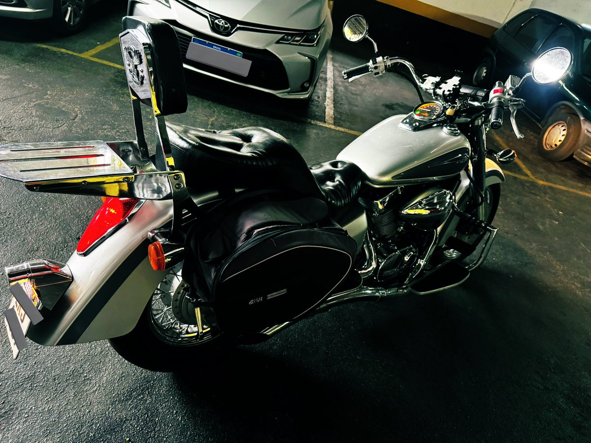 Cuidando da minha outra paixão além dos games.

A única coisa equiparável ao meu prazer em jogar é andar sobre duas rodas com estilo. 

Bons ventos aos meus irmãos de customs✌🏻