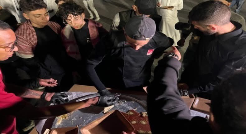 في مبادرة جميلة تعكس روح المحبة وكرم النشامى قدم ولي العهد الأردني الأمير الحسين بن عبدالله والأميرة رجوة
قدما الكنافة للجماهير الأردنية والسعودية والعربية المتواجدة في سوق واقف 👏🏻