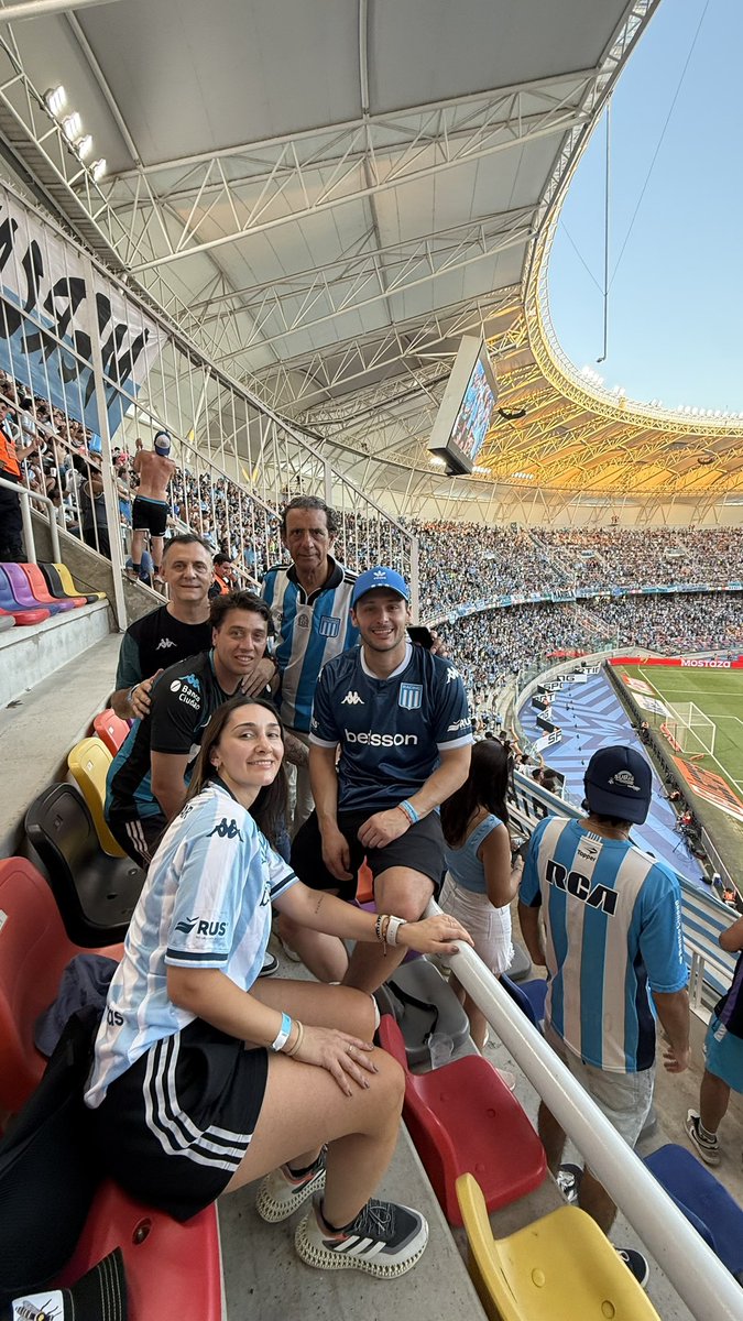 agustinrponti's tweet image. No hay nada más lindo que ser de @RacingClub 🩵🤍
A los que hoy festejan el triunfo de Estudiantes solo por pararse de un lado u otro de la grieta en la que nos hacen vivir a los argentinos, les deseo que algún día sientan la pasión y el amor que sentimos nosotros por nuestro…