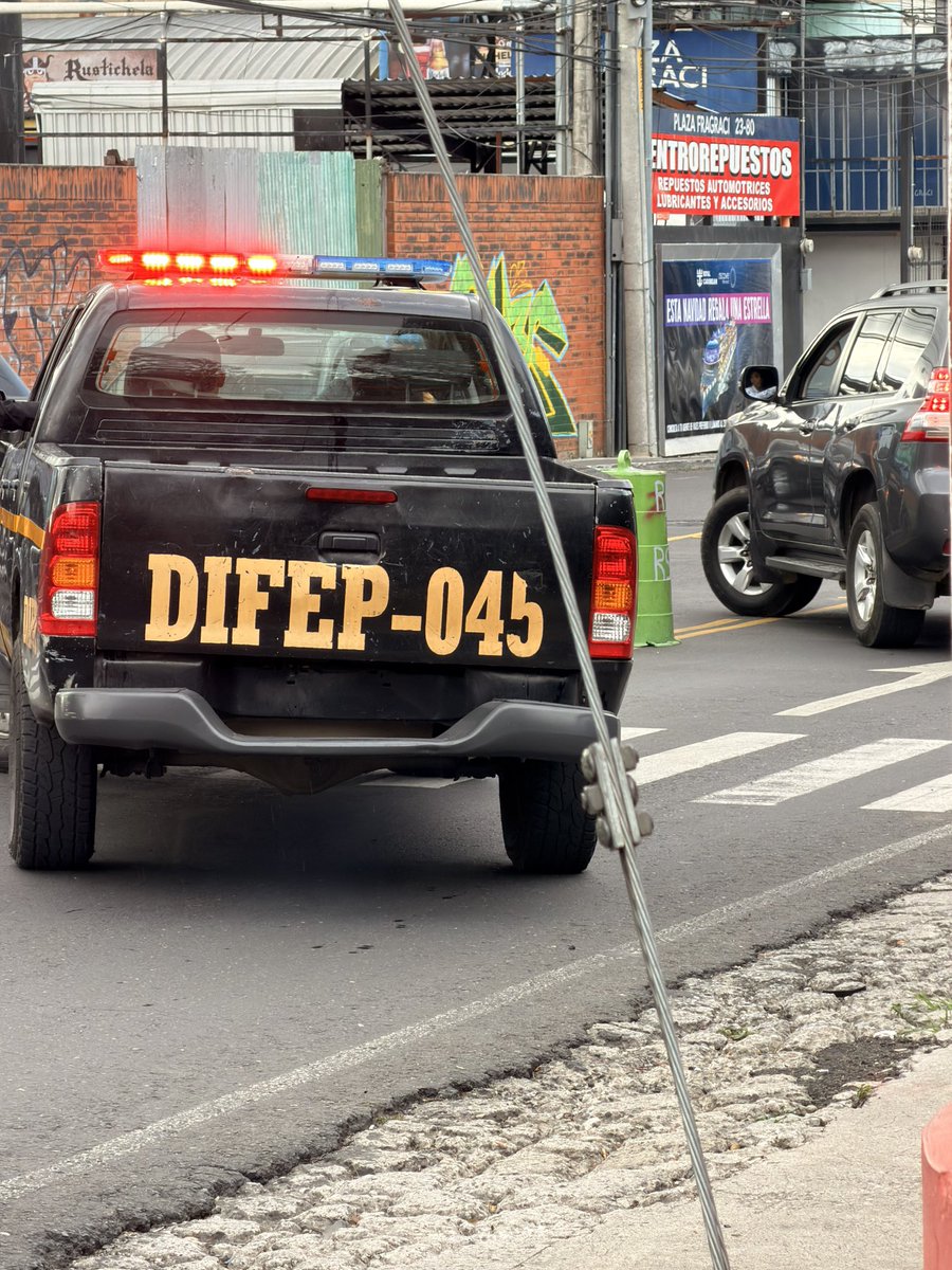 La <a href="/PNCdeGuatemala/">PNC de Guatemala</a> “cuidando” a un funcionario (no se quisieron identificar) y su carro con placa oculta.
Y diay <a href="/GuatemalaGob/">Gobierno de Guatemala 🇬🇹</a> ?!? Igual que todos los que tanto criticaron!
