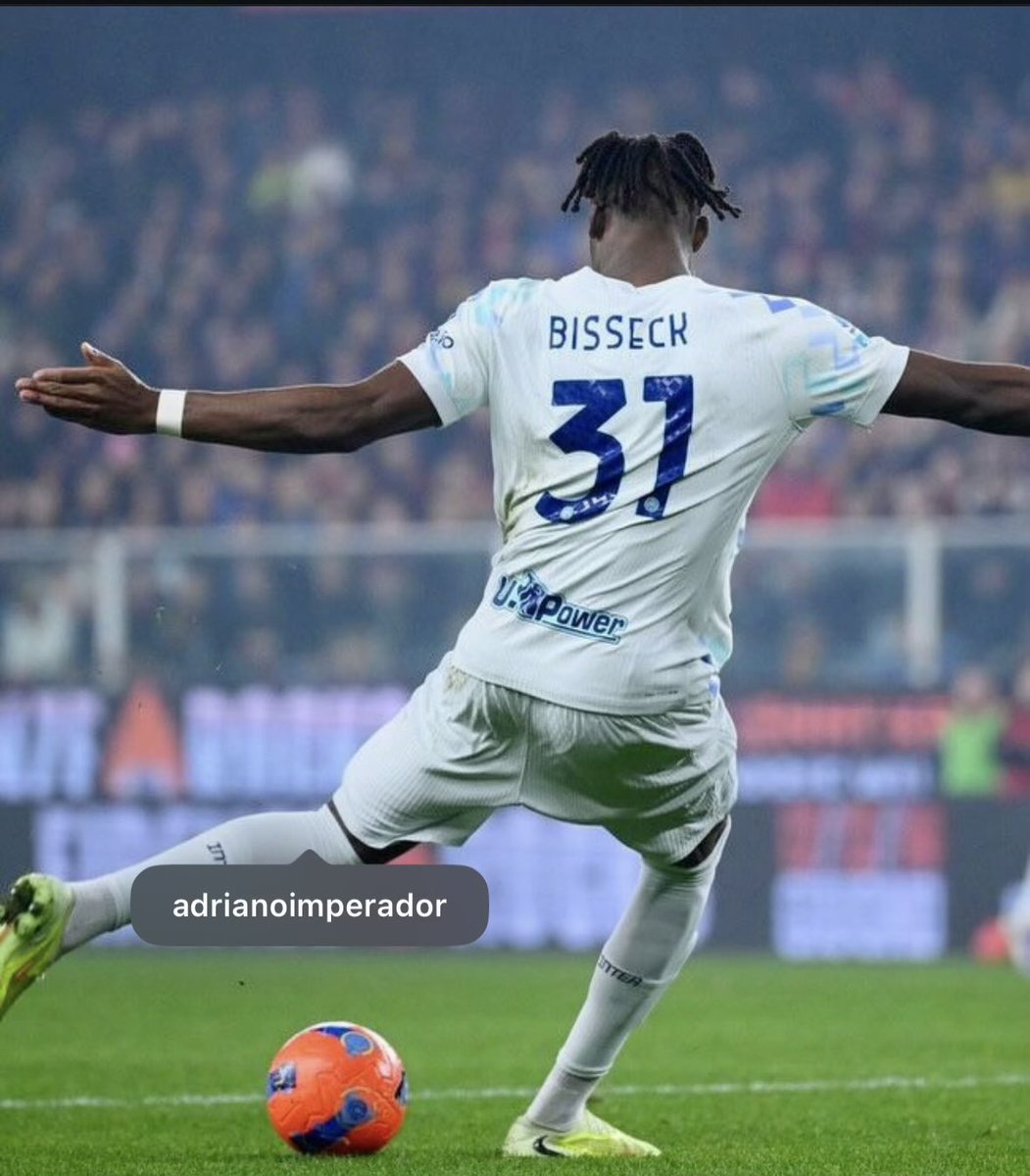 بيسيك عبر IG ، يشير للإمبراطور ادريانو مع صورة هدفه باليسار 😀⚫️🔵