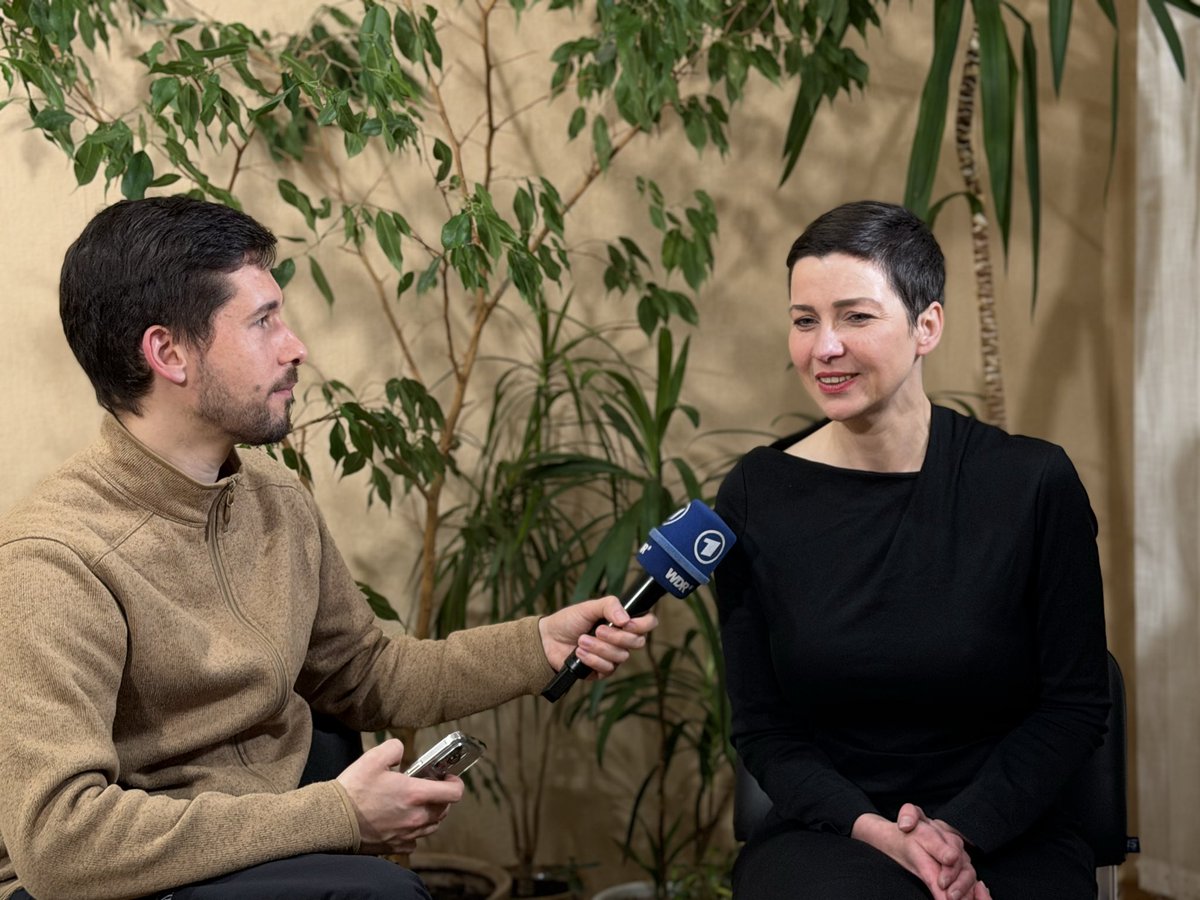 Seit gestern ist Maria Kalesnikawa frei. Heute haben wir die belarusische Oppositionelle zum ARD-Exklusiv-Interview getroffen. Auch nach Jahren in politischer Haft hat sie sich ihren Optimismus nicht nehmen lassen. Eine beeindruckende Persönlichkeit. Mehr: tagesschau.de/ausland/kolesn…
