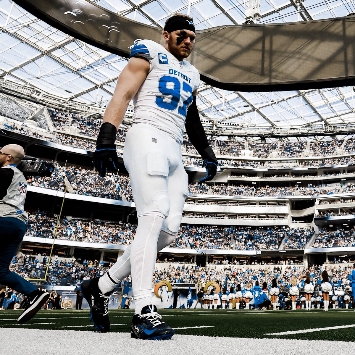 LionsPR's tweet photo. .@Lions EDGE @aidanhutch97 produces his 5th-career interception.

This ties Larry Hand for the most INTs by a defensive lineman in franchise history.

#OnePride
#ProBowlVote https://t.co/gqVjPI7rgy