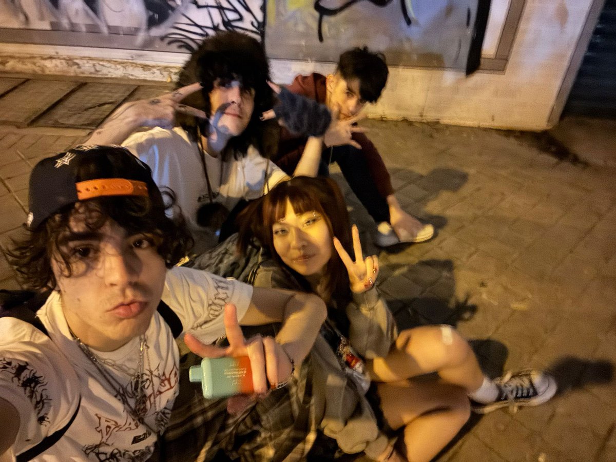 elsa_kitsunee's tweet photo. Voy a postear algo por primera vez xd (nunca he tenido Twitter antes).

He conocido a esta gente que me ha caído mazo bien, y además es gente importante (aparte del amor de mi vida).

Aunque la Gamergy haya sido un poco ñordo, la fiesta ha valido mucho la pena, que se repita. https://t.co/OZ1L8I7tih
