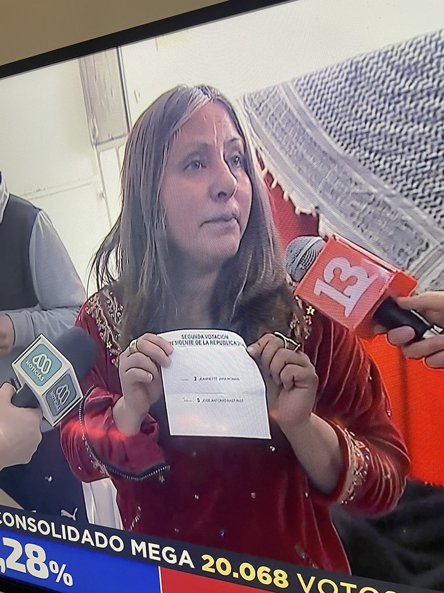 La Pachamamica que tiraba con desprecio los votos de Kast choreando votos, tiene clara preferencia #Eleccioneschile2025