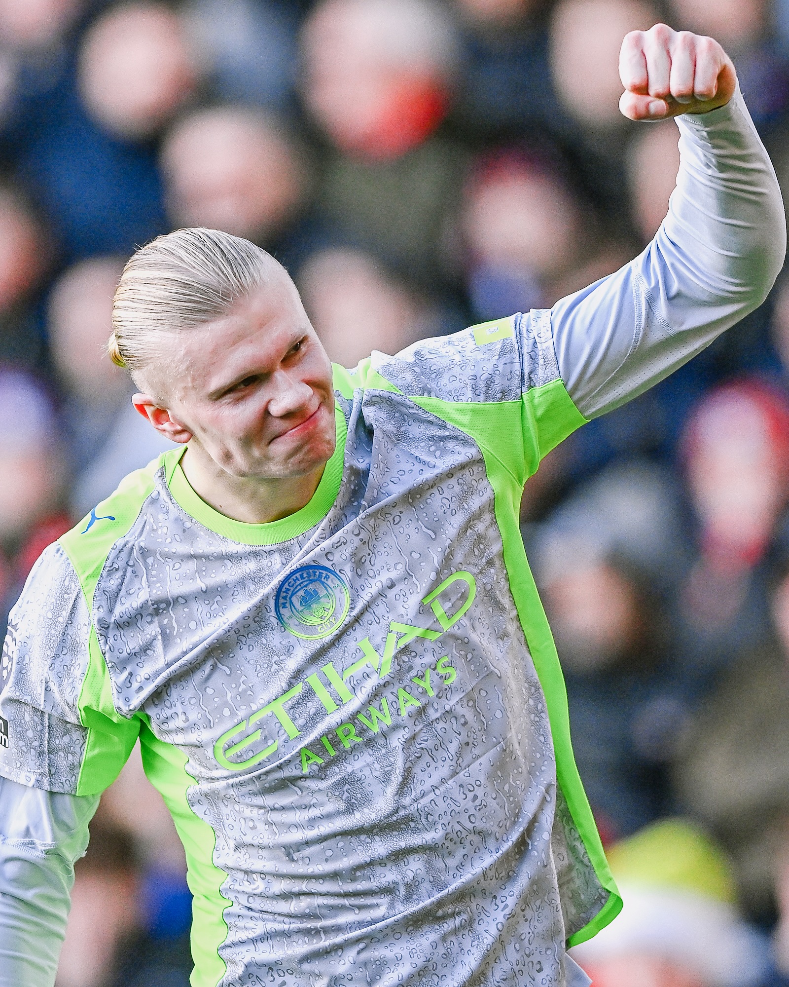 16 مباراة. 17 هدف. كم هدف سيحرزه هالاند في دوري هذا الموسم؟ 