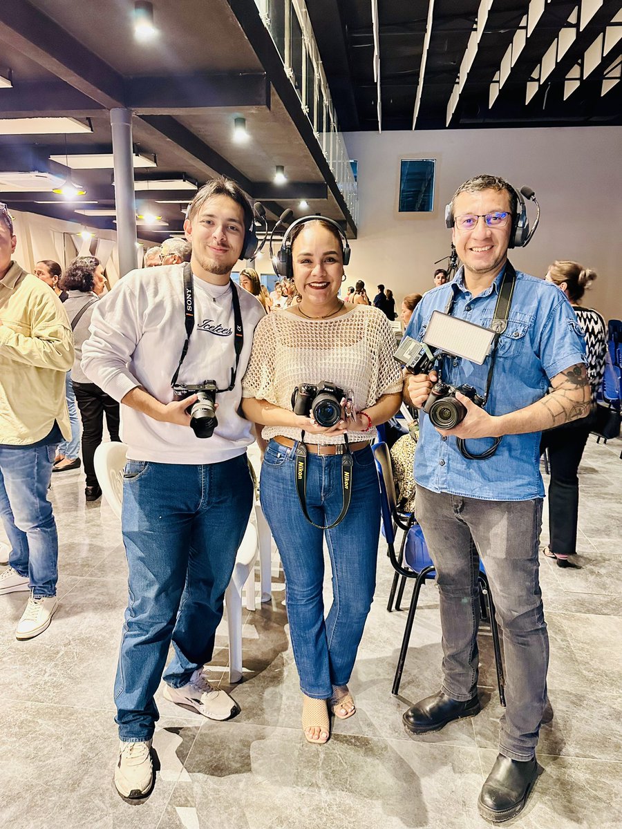 knlopezn's tweet photo. Equipo Fotografía del Equipo Creativo de la Iglesia H21. 

Por un gran 2026 lleno de lentes y flash! https://t.co/LFNqUZV1gs