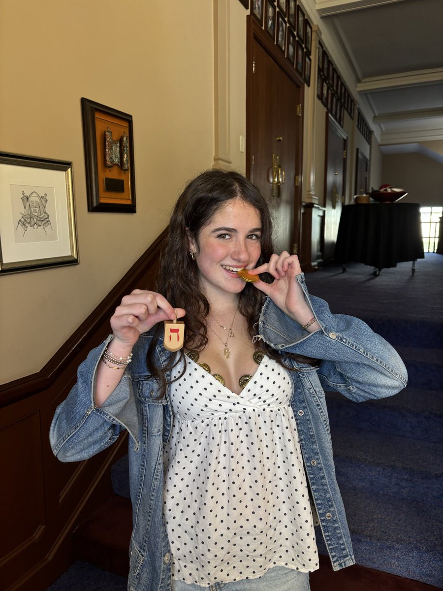 Counting our money like it’s gelt 🪙 here comes Juniper Lapidus as our Winter Term 2026 Gizborit! 🤑 She will create fire merch 🔥 and fundraise like no one’s Bizzz 💸