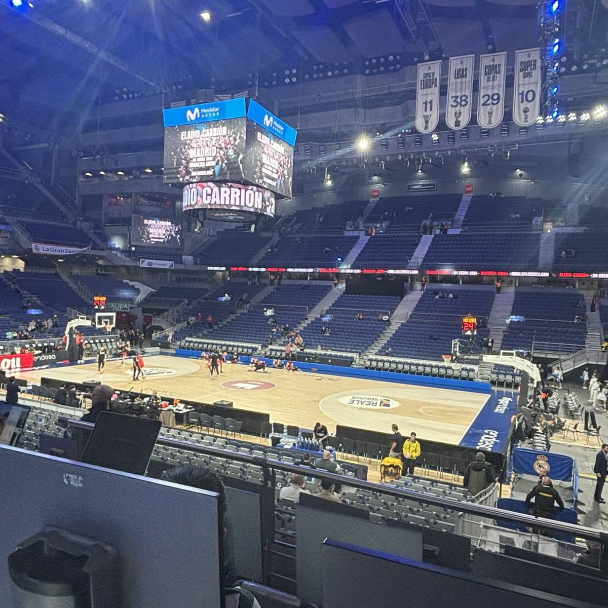 Hoy se han jugado dos partidos en el Movistar Arena y estas han sido las asistencias:

- Estudiantes (7.346)
- Real Madrid (6.807)

El Estudiantes, en Primera FEB, ha metido más gente que el Real Madrid 🤨