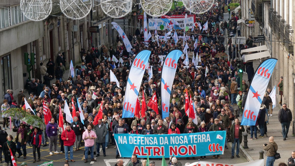 galizaCIG's tweet photo. ‼️Máis de 80.000 persoas esixen en Compostela o rexeitamento definitivo do proxecto de Altri

👉A manifestación coincidiu co primeiro aniversario da histórica protesta do pasado 15 de decembro

ℹ️ https://t.co/p7HFzOMth8

#Altri #AltriNon #celulosa #Ulloa https://t.co/tzS2ndln5N