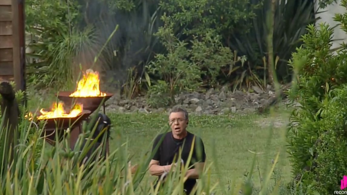 NINGUÉM exatamente ninguém imaginaria uma cena dessa acontecendo no reality concorrente do BBB. 

#BoninhoNaFazenda
#AFazenda